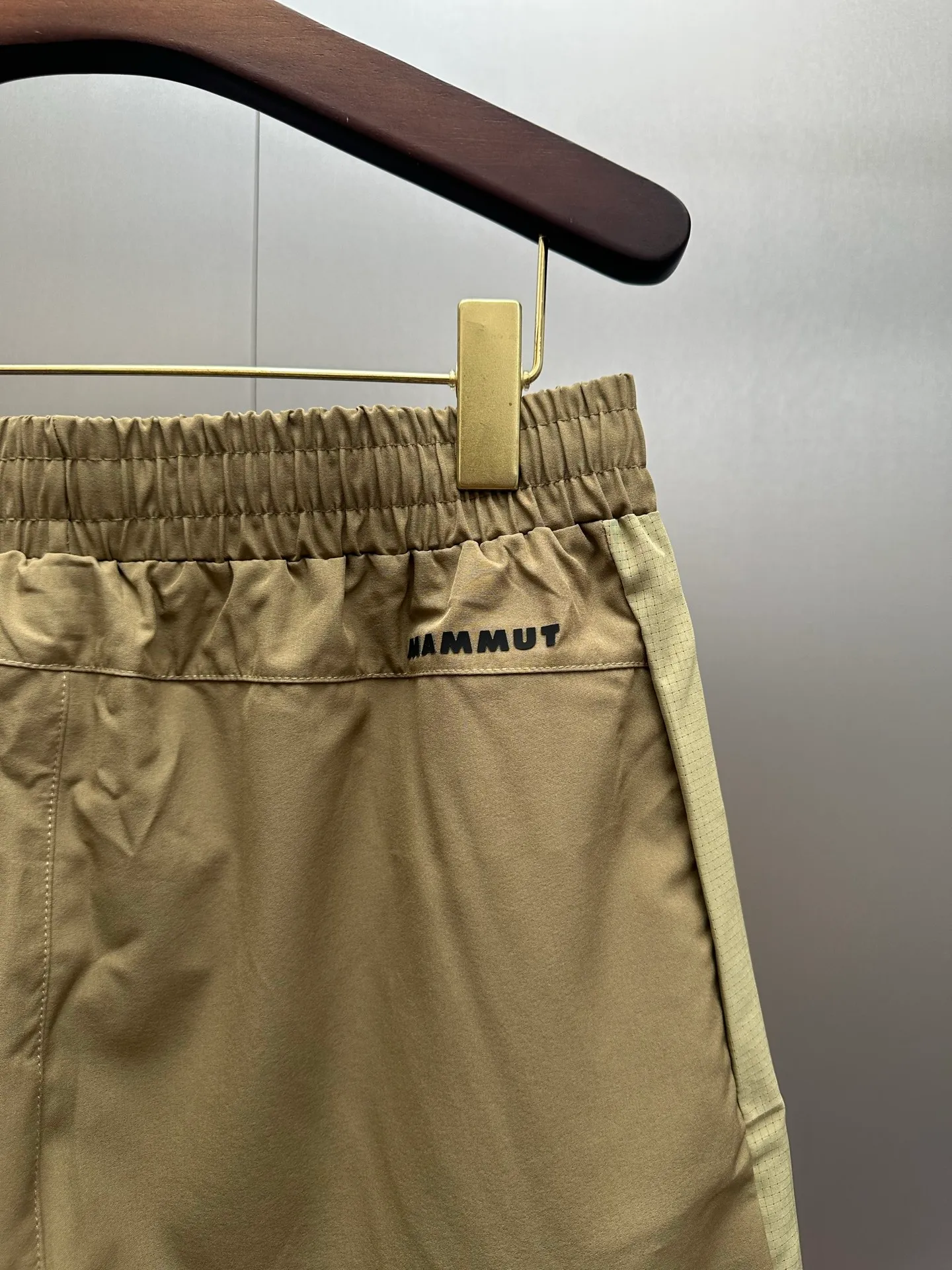 MAMMUT/ 95% ➕5% ， ， Breathable， 。 “ ”Buff。 Breathable ， ， 、 ， ， 。 ， 。 ， Classic Logo， Quality 。 ， 。 MAMMUT 。 ， ， 。 Citywalk ， ， ， ！ ：Black，Khaki， Sizes：L-3x L（ ：125 150 175 190）